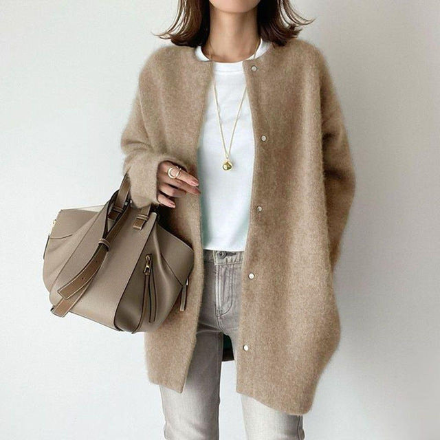 Esmee trendy damesvest – zachte en comfortabele cardigan met modern design, perfect voor casual outfits en stijlvolle laagjes.