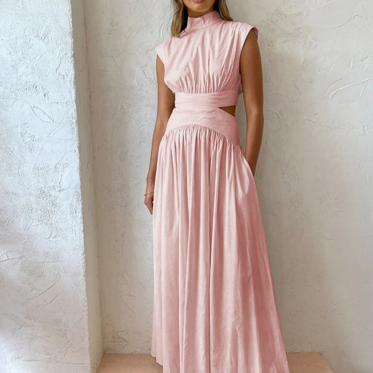 Elegante Maxi Jurk met Hoge Hals en Taille Detail