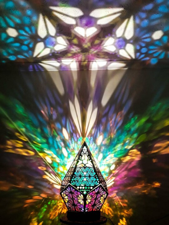 Artglow - Diamanten Boheemse Kleuren Lamp – Een schitterende lamp met een bohemien design en diamanten kleuren die elke ruimte verlicht met een kleurrijke en sfeervolle gloed.