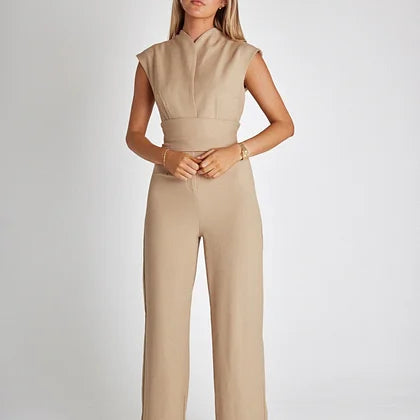 Mouwloze jumpsuit met ceintuur en wijde pijpen van lichte, ademende stof met flatterende pasvorm en elegant, modern design.