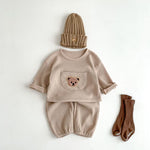 BearHug gebreide trui en broek set met schattig berenmotief voor baby’s – warme, zachte en comfortabele outfit voor dagelijks gebruik en koude dagen.
