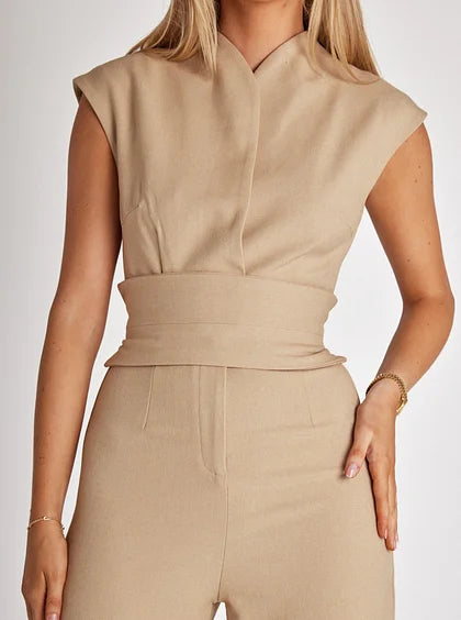 Mouwloze jumpsuit met ceintuur en wijde pijpen van lichte, ademende stof met flatterende pasvorm en elegant, modern design.