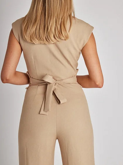 Mouwloze jumpsuit met ceintuur en wijde pijpen van lichte, ademende stof met flatterende pasvorm en elegant, modern design.
