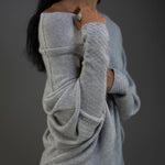 Elegante off-shoulder damestrui in een zachte stof, met lange mouwen en een flatterende pasvorm – ideaal voor een stijlvolle en vrouwelijke look.