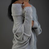 Elegante off-shoulder damestrui in een zachte stof, met lange mouwen en een flatterende pasvorm – ideaal voor een stijlvolle en vrouwelijke look.
