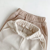 BearHug gebreide trui en broek set met schattig berenmotief voor baby’s – warme, zachte en comfortabele outfit voor dagelijks gebruik en koude dagen.