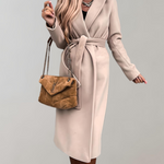 Elegante dames manteljas in diverse kleuren – hoogwaardige stof, getailleerde pasvorm en tijdloze stijlvolle uitstraling.