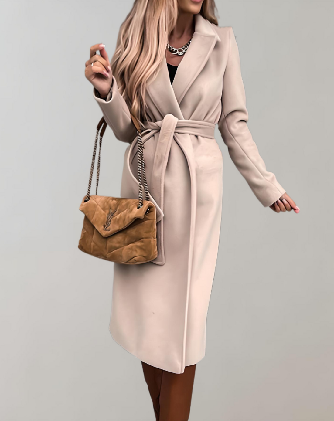 Elegante dames manteljas in diverse kleuren – hoogwaardige stof, getailleerde pasvorm en tijdloze stijlvolle uitstraling.