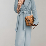 Elegante dames manteljas in diverse kleuren – hoogwaardige stof, getailleerde pasvorm en tijdloze stijlvolle uitstraling.