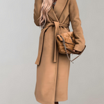 Elegante dames manteljas in diverse kleuren – hoogwaardige stof, getailleerde pasvorm en tijdloze stijlvolle uitstraling.