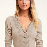 Aoife bodysuit met lange mouwen en V-hals – Stijlvol en veelzijdig damesondergoed met een flatterende pasvorm, perfect voor casual en formele looks, met zachte en ademende stof voor ultiem comfort.