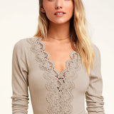 Aoife bodysuit met lange mouwen en V-hals – Stijlvol en veelzijdig damesondergoed met een flatterende pasvorm, perfect voor casual en formele looks, met zachte en ademende stof voor ultiem comfort.