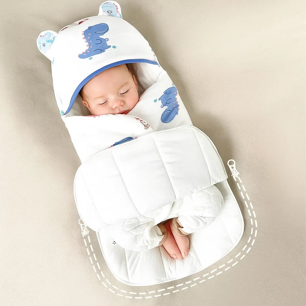 CuddleNest katoenen babywikkeldeken – zachte, ademende stof, ideale pasvorm voor veilig inbakeren en comfortabel slapen.