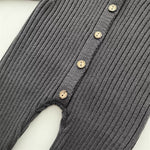 CuddleKnit gebreide babyromper van zachte en comfortabele stof – warme en knusse outfit voor dagelijks gebruik en een zorgeloze pasvorm.