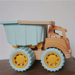 Montessori BuildTruck speelgoed kiepwagen voor kinderen – duurzaam houten materiaal, beweegbare onderdelen en stimuleert creatief spel en motorische ontwikkeling.