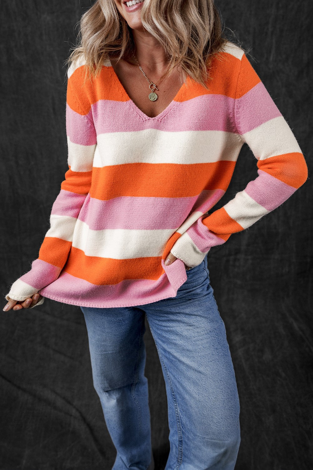 Losse sweater met V-hals in kleurblokken, model Zara – comfortabele pasvorm en stijlvolle uitstraling voor dagelijks gebruik.
