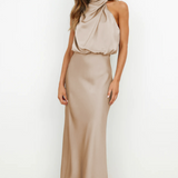 Elegante Maxi Jurk met Hoge Hals en Gedrapeerd Design