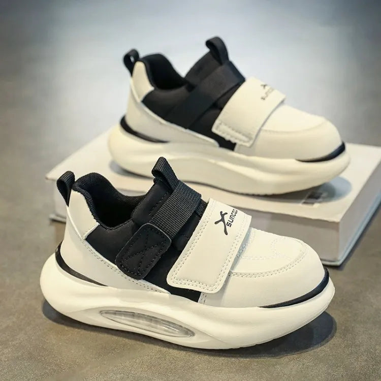 TinyWalk kindersneakers met klittenbandsluiting, lichte en flexibele zool – comfortabel en makkelijk aan- en uit te trekken voor actieve kinderen.