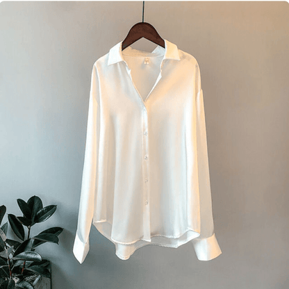 Camicia – Luxe satijnen blouse voor dames, met een vloeiende pasvorm en verfijnde glans voor een elegante look.