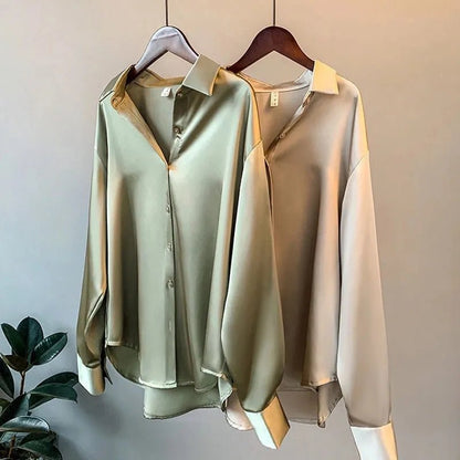Camicia – Luxe satijnen blouse voor dames, met een vloeiende pasvorm en verfijnde glans voor een elegante look.