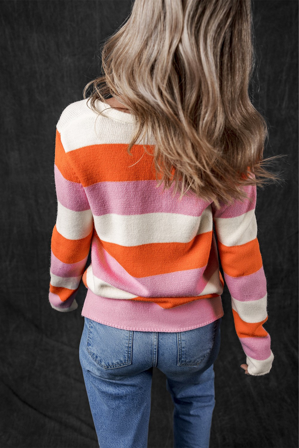 Losse sweater met V-hals in kleurblokken, model Zara – comfortabele pasvorm en stijlvolle uitstraling voor dagelijks gebruik.