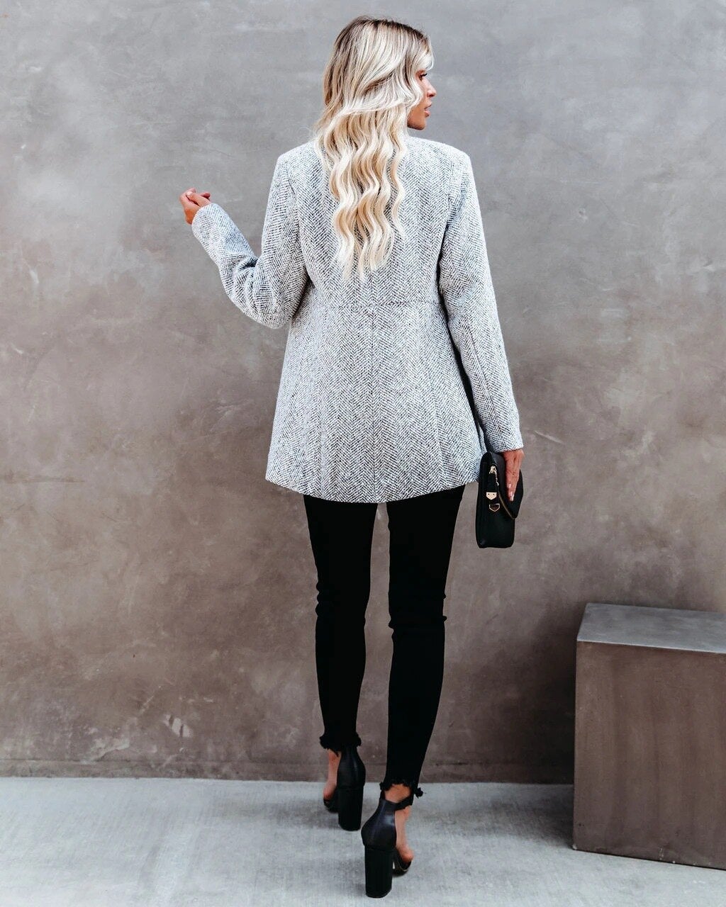 Roswina damesjas – stijlvolle en warme jas voor elegante winterlooks, zachte stof en comfortabele pasvorm, perfect voor dagelijks gebruik en speciale gelegenheden.
