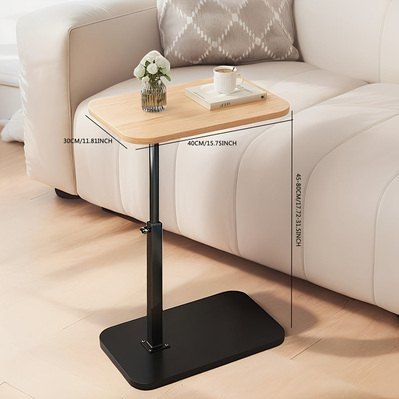 Verstelbare zijkanttafel met stevig metalen frame en glad houten blad, ideaal voor gebruik naast bank of bed voor comfortabel werken of ontspannen.