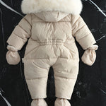 CozyBaby luxe winterjas jumpsuit met capuchon, gemaakt van zachte en warme stof – ideale comfortabele en beschermende outfit voor koude winterdagen.