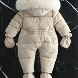 CozyBaby luxe winterjas jumpsuit met capuchon, gemaakt van zachte en warme stof – ideale comfortabele en beschermende outfit voor koude winterdagen.