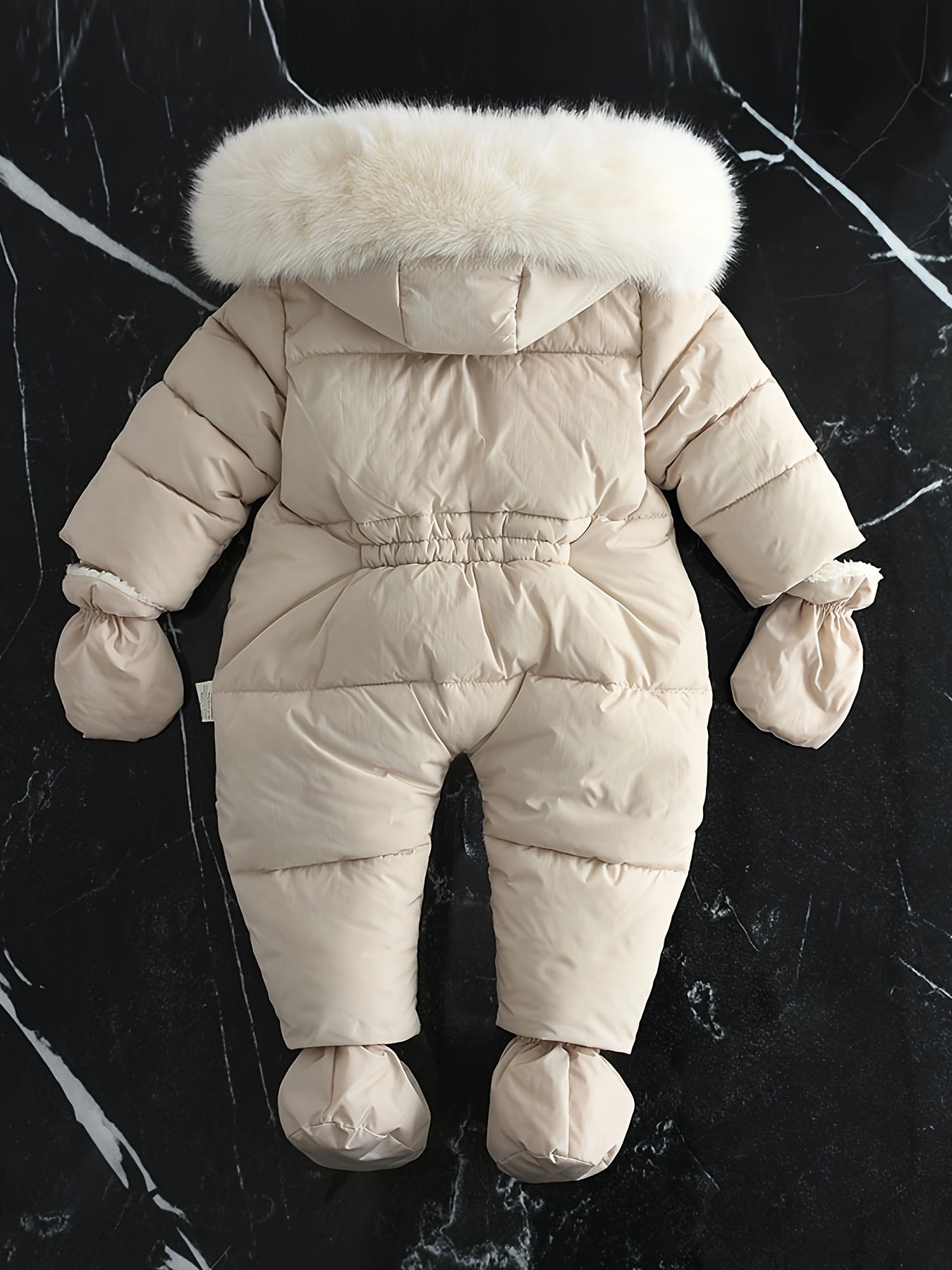 CozyBaby luxe winterjas jumpsuit met capuchon, gemaakt van zachte en warme stof – ideale comfortabele en beschermende outfit voor koude winterdagen.