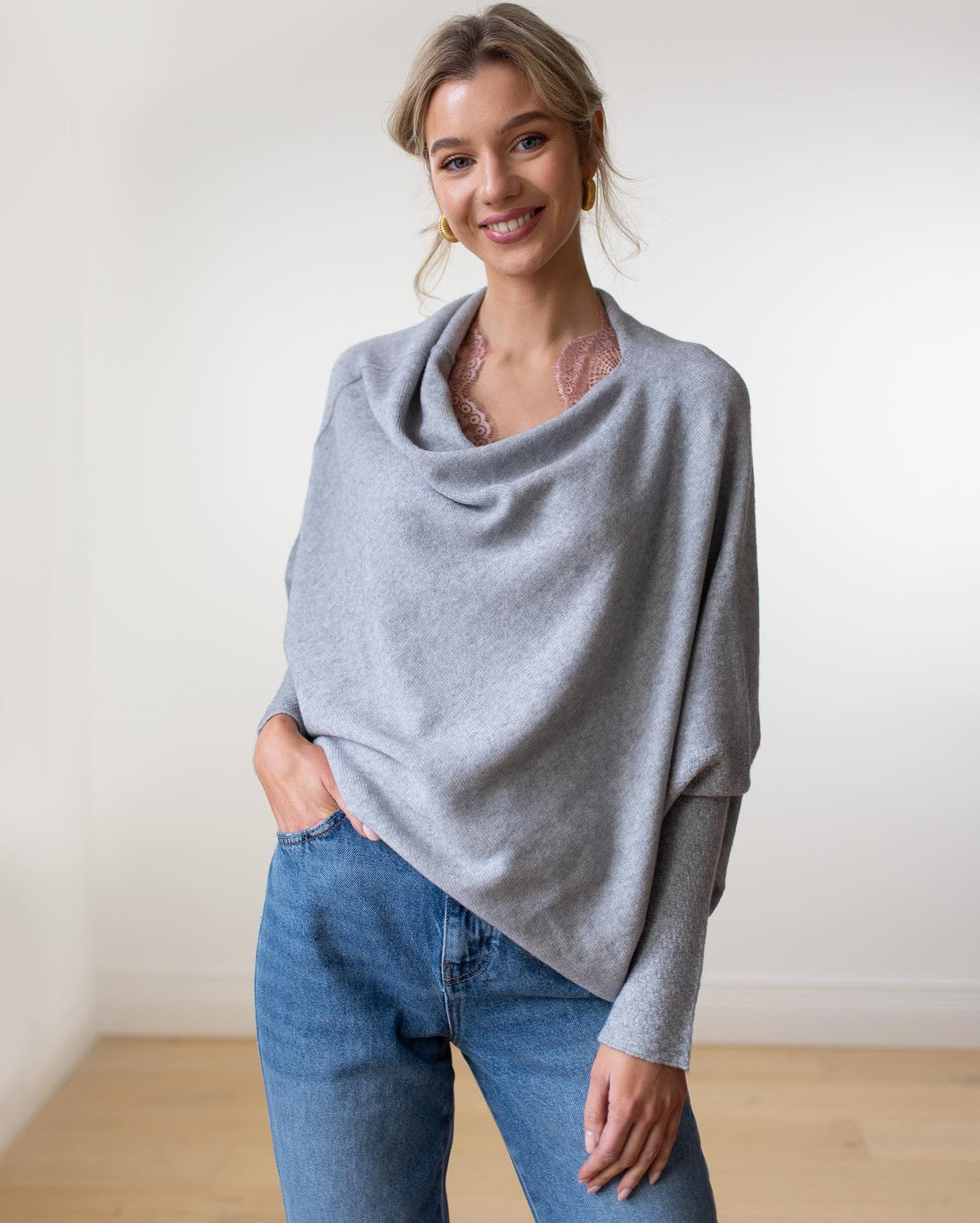Elegante off-shoulder damestrui in een zachte stof, met lange mouwen en een flatterende pasvorm – ideaal voor een stijlvolle en vrouwelijke look.