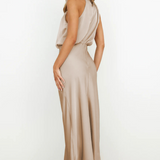 Elegante Maxi Jurk met Hoge Hals en Gedrapeerd Design