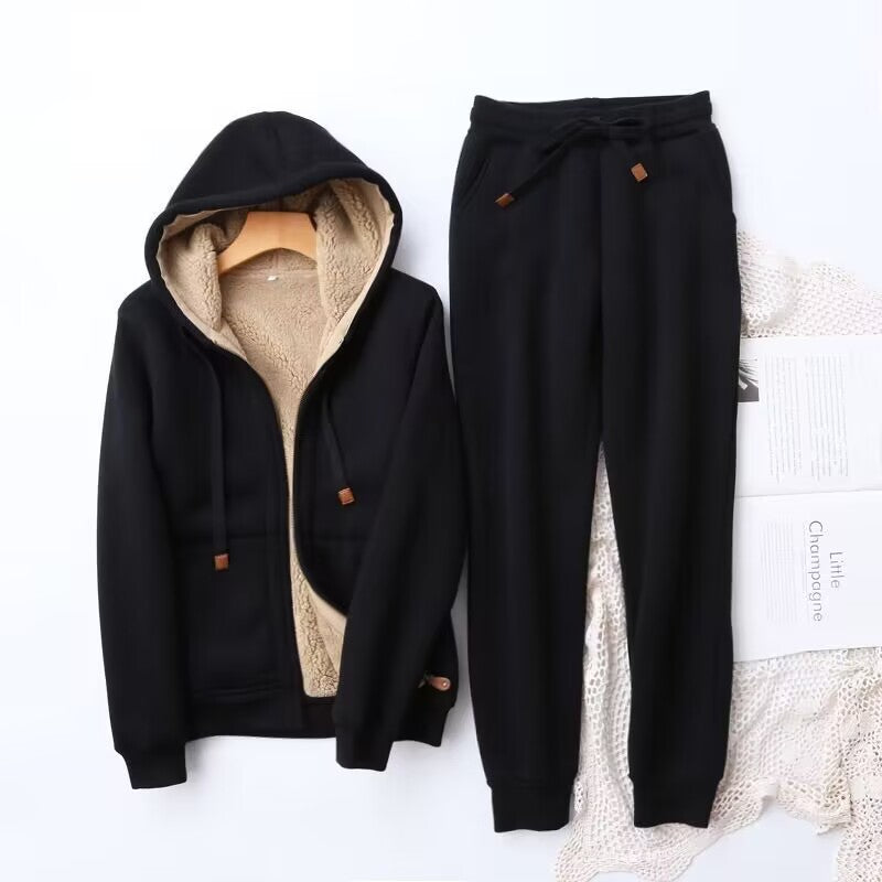 Comfortabel tweedelig huispak voor dames – Zacht en ademend, ideaal voor ontspanning en loungen. Het setje bestaat uit een comfortabele top en een bijpassende broek, perfect voor thuis of rustige dagen.









