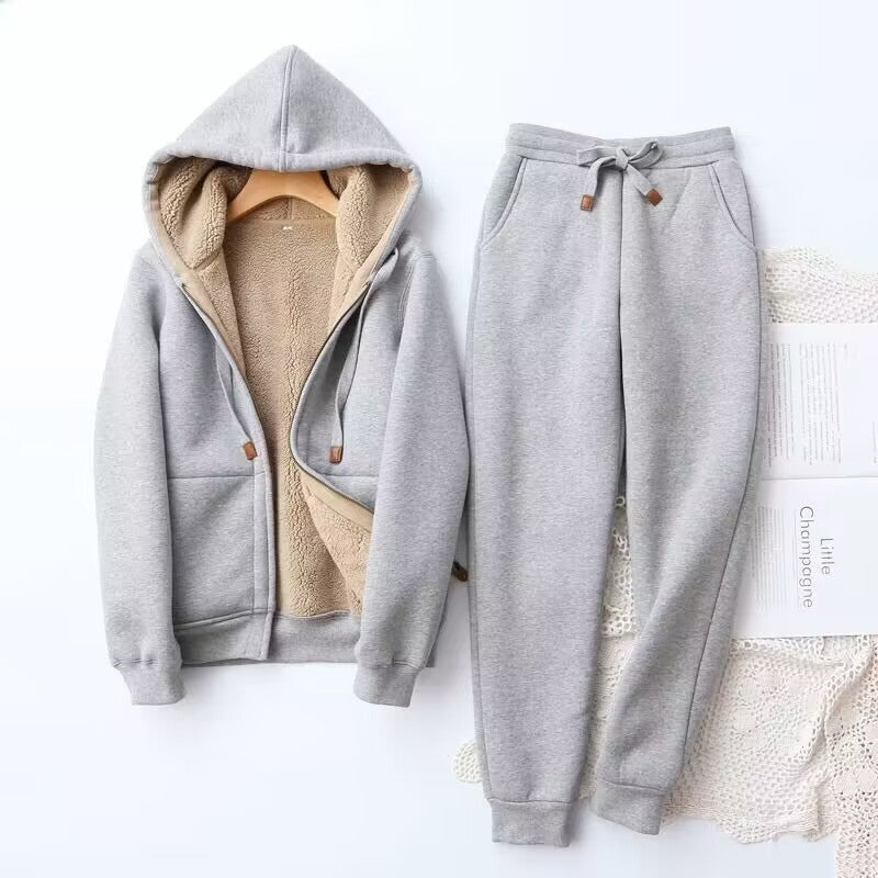Comfortabel tweedelig huispak voor dames – Zacht en ademend, ideaal voor ontspanning en loungen. Het setje bestaat uit een comfortabele top en een bijpassende broek, perfect voor thuis of rustige dagen.









