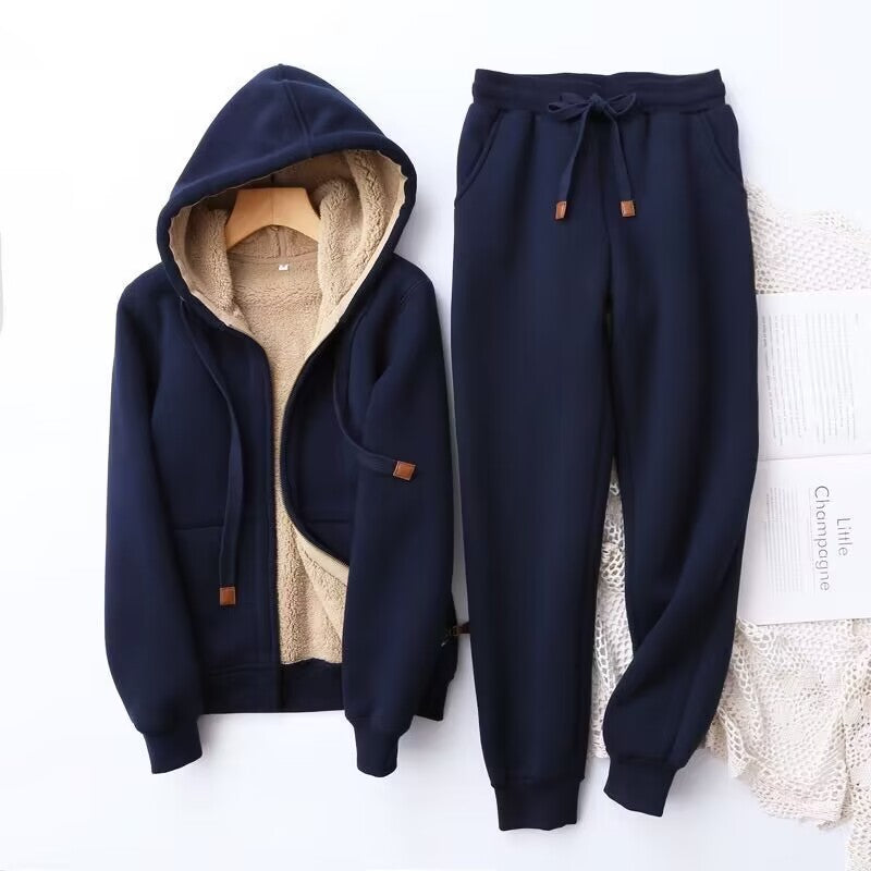 Comfortabel tweedelig huispak voor dames – Zacht en ademend, ideaal voor ontspanning en loungen. Het setje bestaat uit een comfortabele top en een bijpassende broek, perfect voor thuis of rustige dagen.









