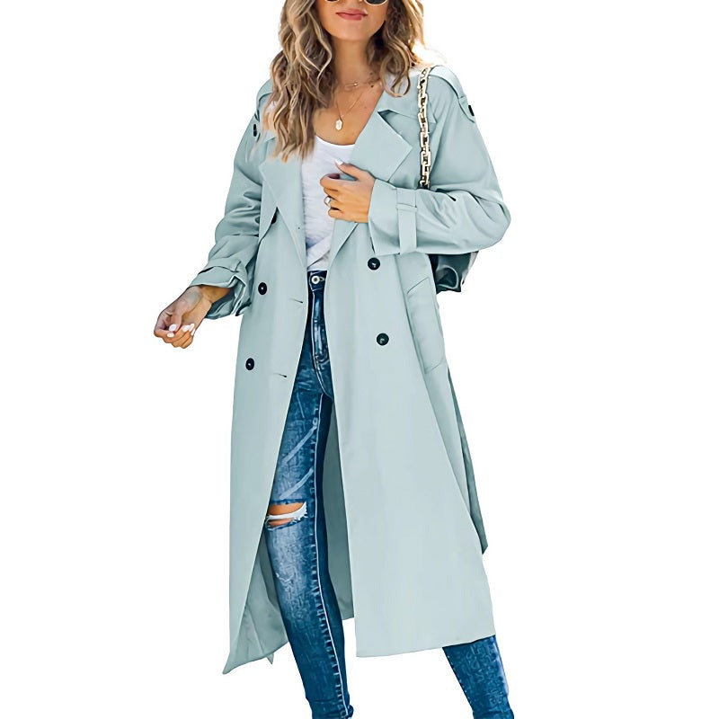 Sara lange dames trenchcoat met elegante pasvorm en klassieke knoopsluiting.