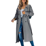 Sara lange dames trenchcoat met elegante pasvorm en klassieke knoopsluiting.