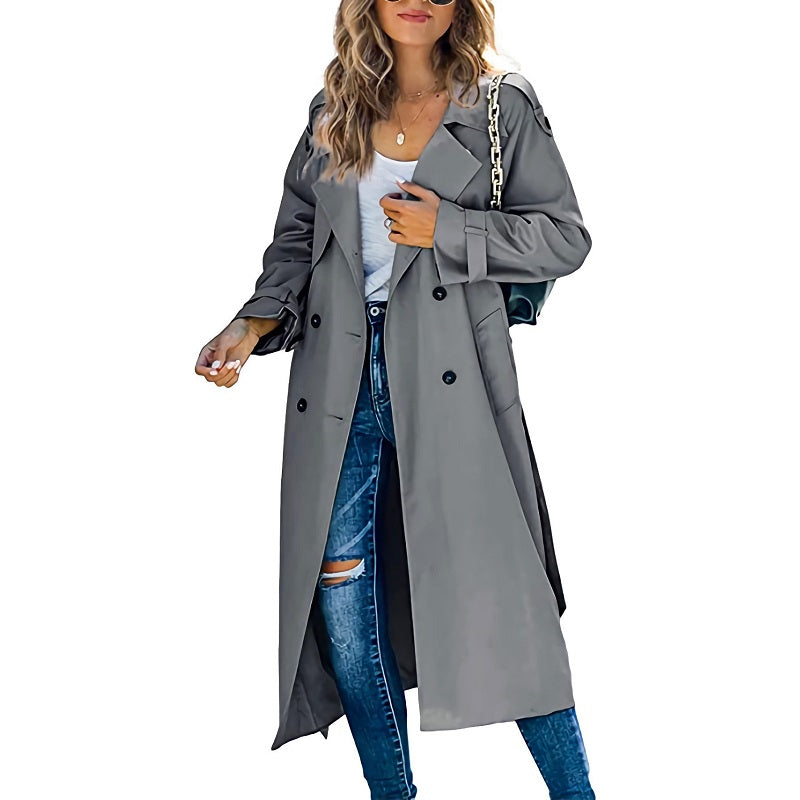Sara lange dames trenchcoat met elegante pasvorm en klassieke knoopsluiting.