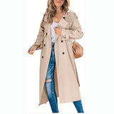 Sara lange dames trenchcoat met elegante pasvorm en klassieke knoopsluiting.