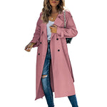 Sara lange dames trenchcoat met elegante pasvorm en klassieke knoopsluiting.