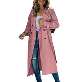 Sara lange dames trenchcoat met elegante pasvorm en klassieke knoopsluiting.