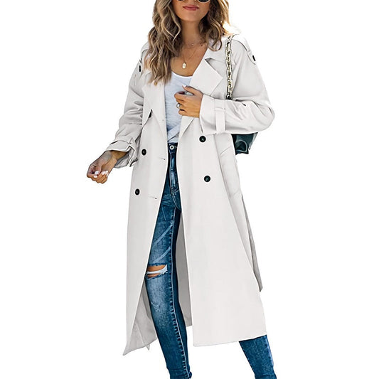 Sara lange dames trenchcoat met elegante pasvorm en klassieke knoopsluiting.
