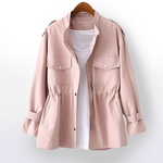 Amira tijdloze dames trenchcoat – elegante en waterafstotende jas met ceintuurlint, klassieke pasvorm en hoogwaardige stof, perfect voor werk of speciale gelegenheden.
