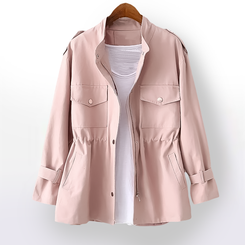 Amira tijdloze dames trenchcoat – elegante en waterafstotende jas met ceintuurlint, klassieke pasvorm en hoogwaardige stof, perfect voor werk of speciale gelegenheden.