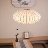 Solenne lamp – elegante verlichting met warme lichtval en chique ontwerp, creëert een sfeervolle ambiance voor woon- en slaapkamer.