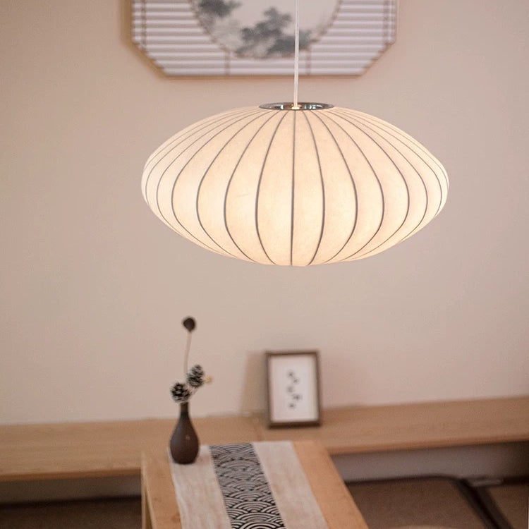 Solenne lamp – elegante verlichting met warme lichtval en chique ontwerp, creëert een sfeervolle ambiance voor woon- en slaapkamer.