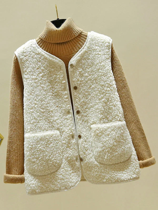 Dorien Lamswollen Vest – Luxe, zacht en warm vest van lamswol, perfect voor een elegante en comfortabele look tijdens koude dagen.