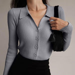 Martens stijlvolle polo met lange mouwen en knopen voor dames – Elegante en tijdloze polo, perfect voor een casual en chique look. Met knoopdetails en een comfortabele pasvorm, ideaal voor dagelijkse outfits en een verfijnde uitstraling.