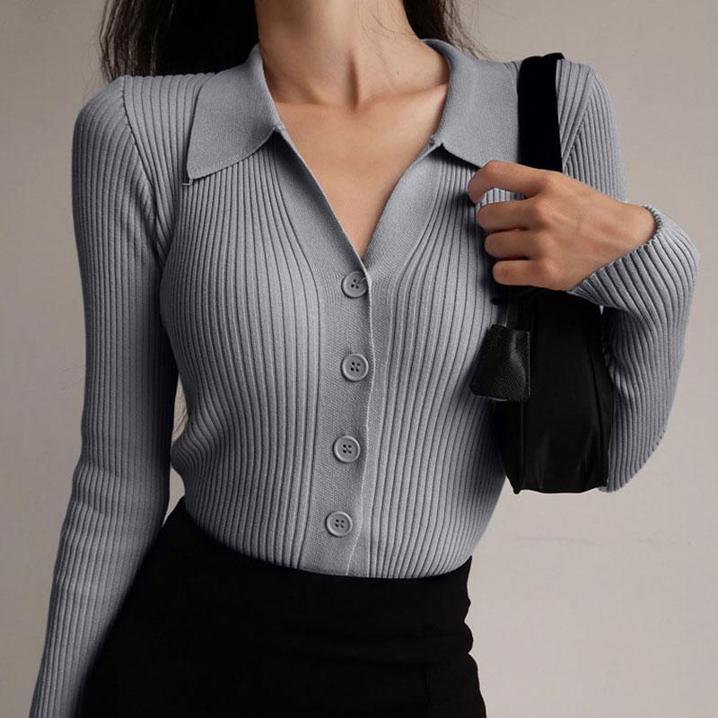 Martens stijlvolle polo met lange mouwen en knopen voor dames – Elegante en tijdloze polo, perfect voor een casual en chique look. Met knoopdetails en een comfortabele pasvorm, ideaal voor dagelijkse outfits en een verfijnde uitstraling.