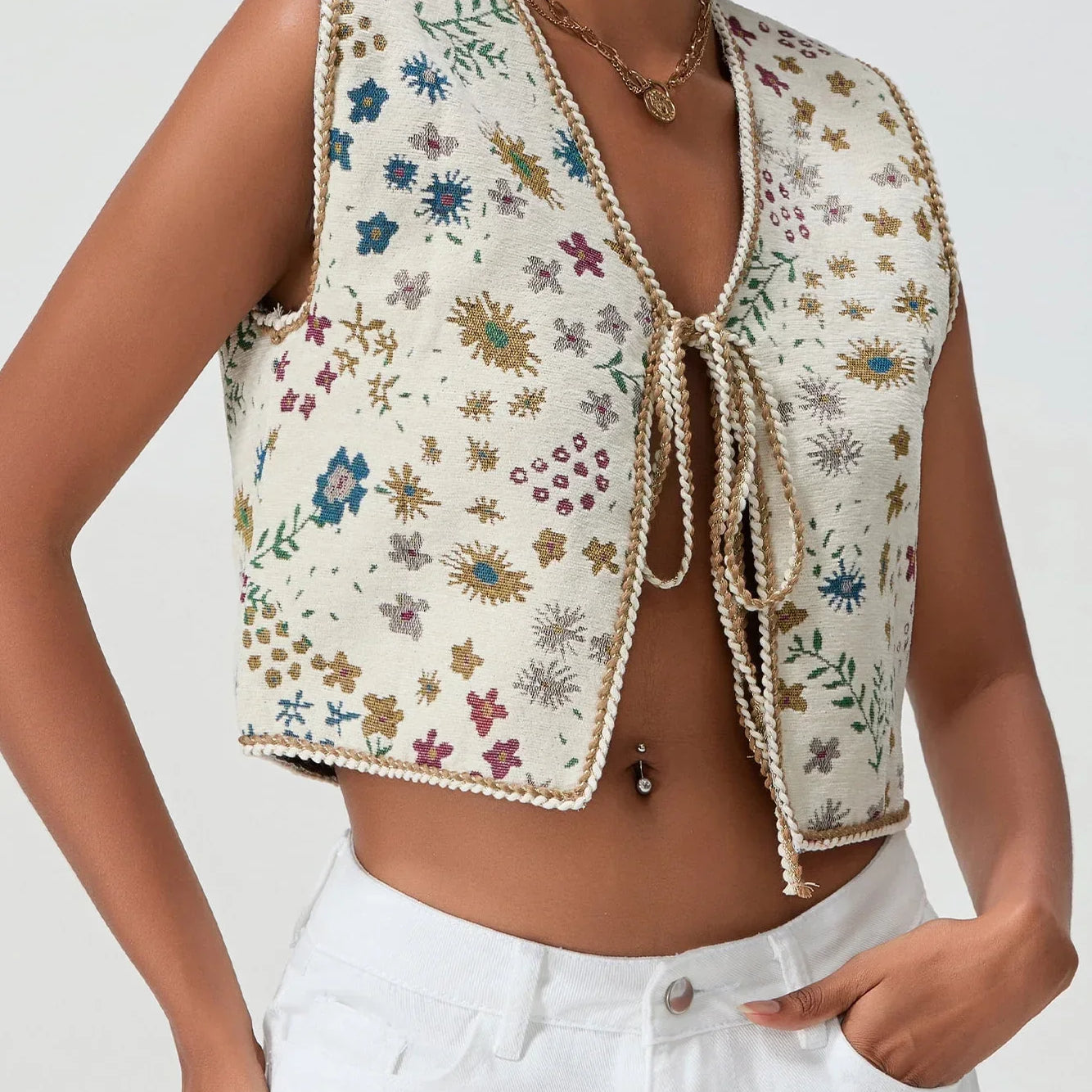 Kort damesgilet met bloemenprint en een striksluiting aan de voorkant, gemaakt van lichtgewicht stof voor een stijlvolle en vrouwelijke look.